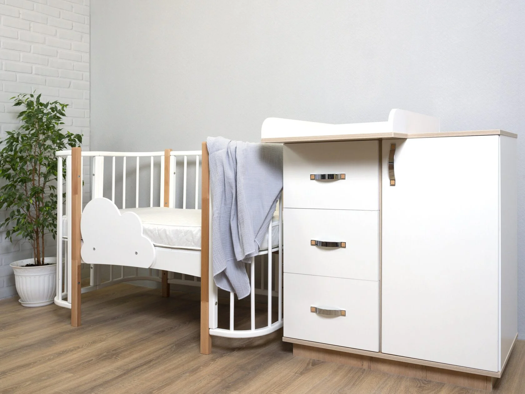 Кроватка КАРАМЕЛЬ с комплектом матрасов и маятником 3