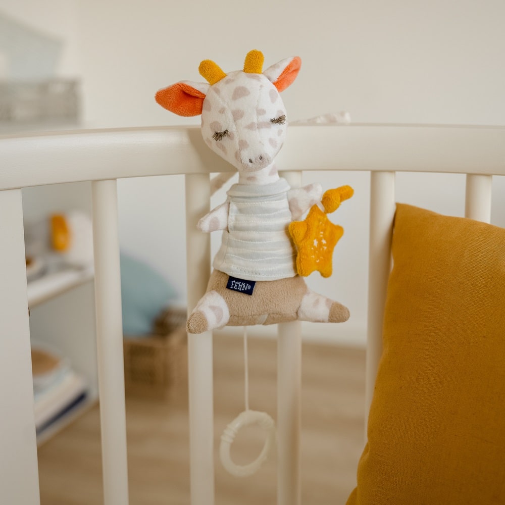 053043_60_min Музыкальная игрушка-подвеска FEHN Жираф, светящаяся в темноте 6