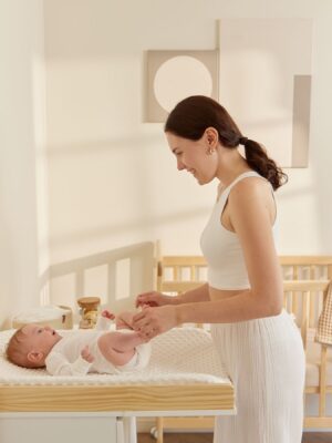 Кроватка детская Happy Baby MIRRA LIGHT c матрасом и простынёй 25