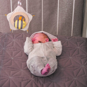 Игрушка Hape мобиль текстильный "Пчелка" 8