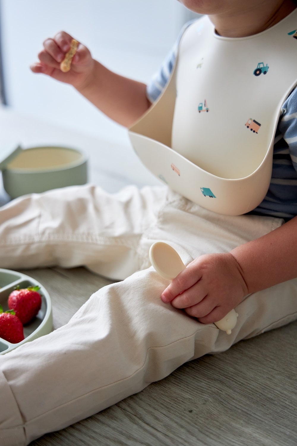 20240620_Edda_4744_min Силиконовый нагрудник Edda, Машинки 2